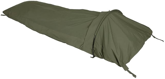 Olivfarbener Biwaksack MFH Hooped Bivy, mit seiner Stange über dem Kopfende aufgebaut