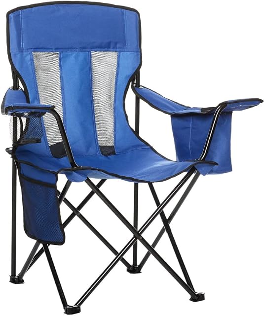 Blauer vierfach faltbarer Campingstuhl von Amazon Basics mit Netzeinsätzen und Kühlfach an der Armlehne
