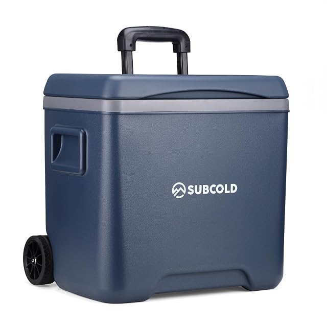 Blaue Kühlbox Chilly30 von Subcold auf Rollen mit ausziehbarem Teleskopgriff