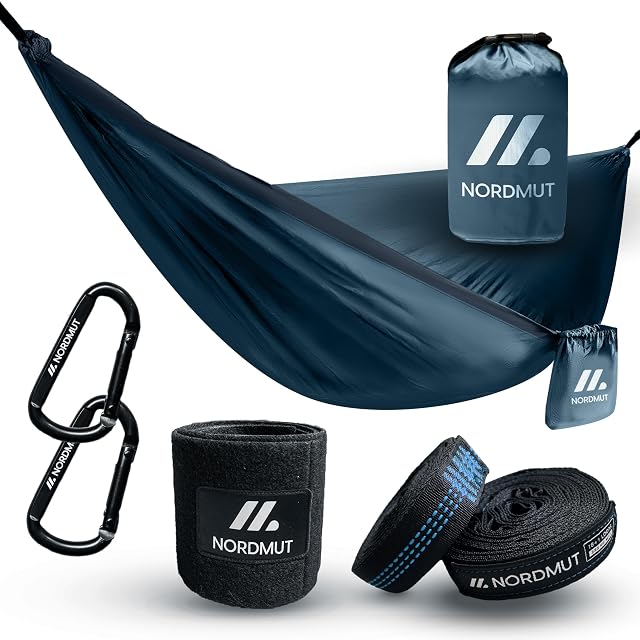 Ultraleichte Camping-Hängematte von NORDMUT aus Fallschirmnylon mit ihrem Befestigungssatz