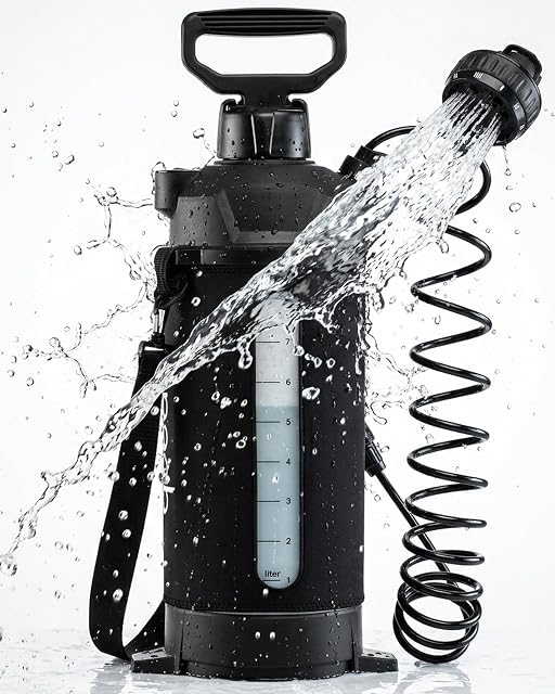 Handgepumpte Campingdruckdusche von qeedo mit 8 Litern, mit Dämmung aus Neopren und Brause