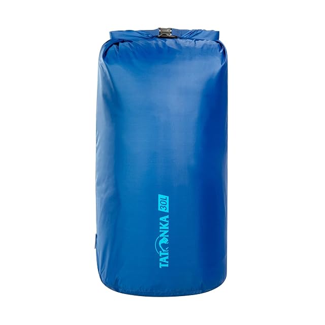 Blauer Tatonka Dry Sack, eingerollt und mit seiner Klickschnalle geschlossen