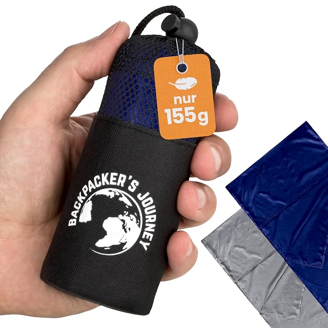 Backpacker's Journey blauer Hüttenschlafsack aus Mikrofaser neben seinem Kompressionsbeutel
