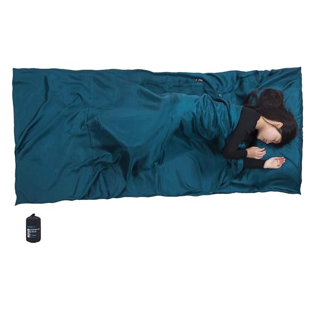 BROWINT Hüttenschlafsack aus Maulbeerseide, gefaltet neben seinem Packbeutel aus Nylon