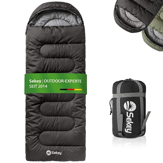 Anthrazitfarbener rechteckiger Schlafsack von Sekey, flach als Decke geöffnet, mit Kapuze und Fußöffnung