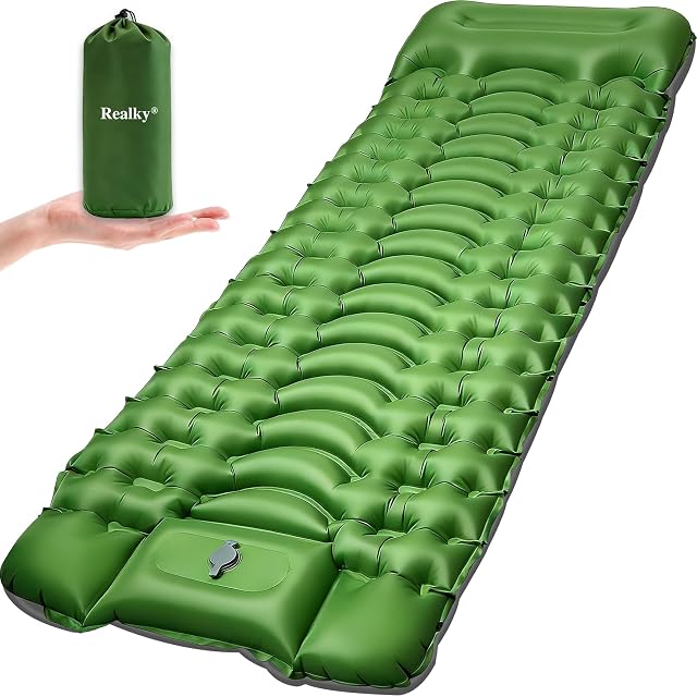 Aufblasbare Campingmatte von Realky mit eingebautem Kissen und eingebauter Fußpumpe