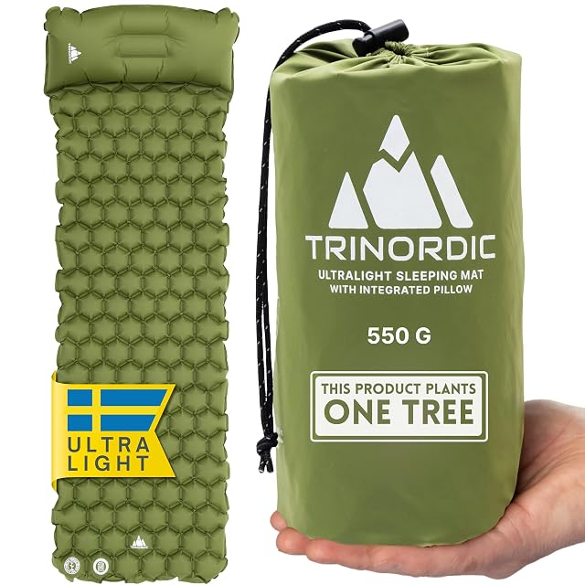 Ultraleichte aufblasbare Campingmatte von TRINORDIC, zusammengerollt neben ihrem aufblasbaren Kissen