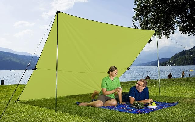 Ultraleichtes Camping-Tarp von BERGER, als Sonnendach mit Stangen aufgebaut