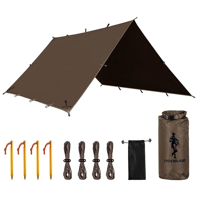Camping-Tarp von FREE SOLDIER in Bordeaux, als Schutzdach über einem Lager aufgebaut