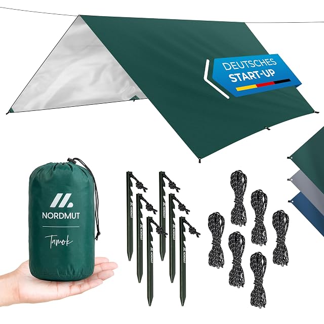 Grünes Camping-Tarp von NORDMUT, als Regenschutz aufgebaut