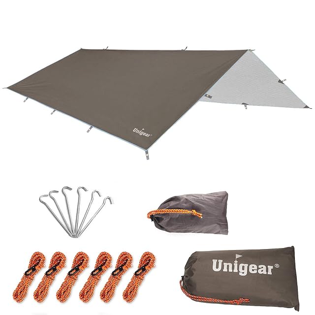 Rain Fly Camping-Tarp von Unigear, als Schutzdach aufgebaut